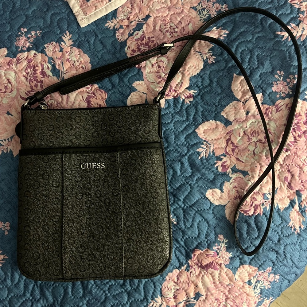 black and grey guess bag, in very good condition